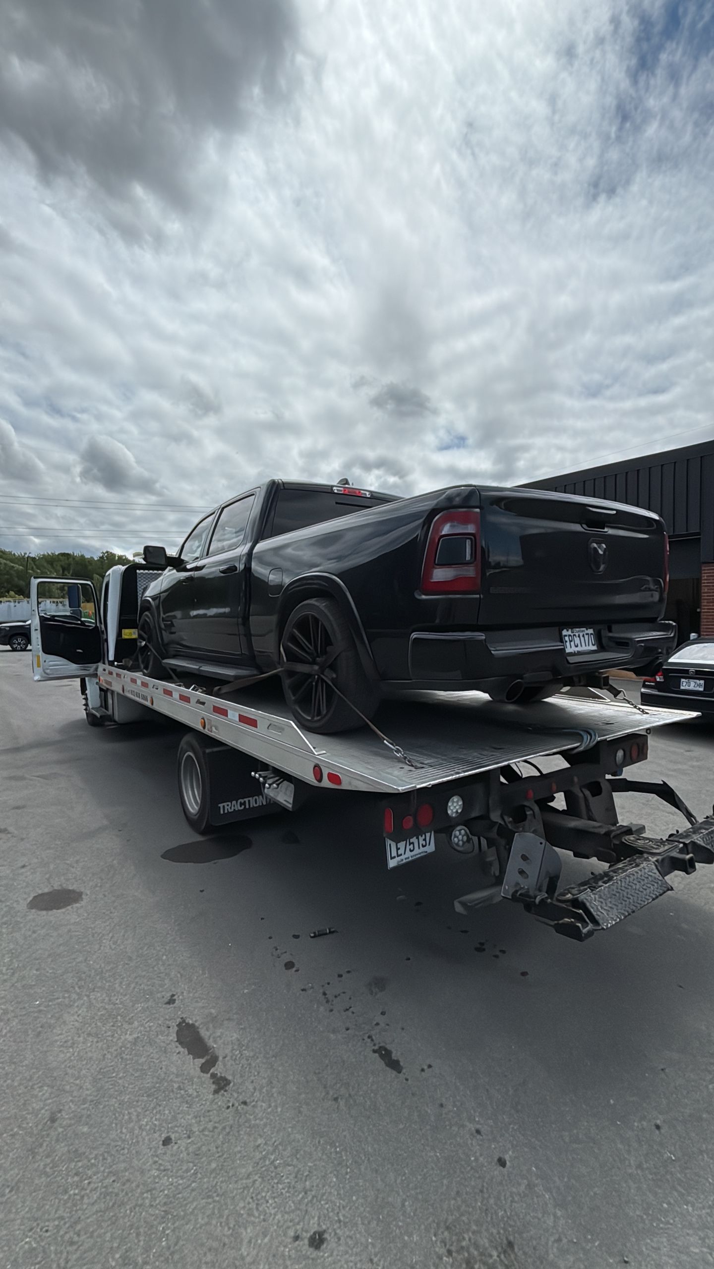 Camionnette chargée sur la plateforme A2B
